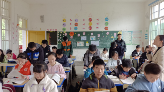 班級許愿墻_班級照片墻設(shè)計_漂亮的班級文化墻